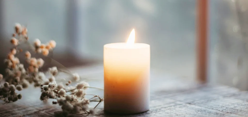 Égő gyertya téli hangulatban